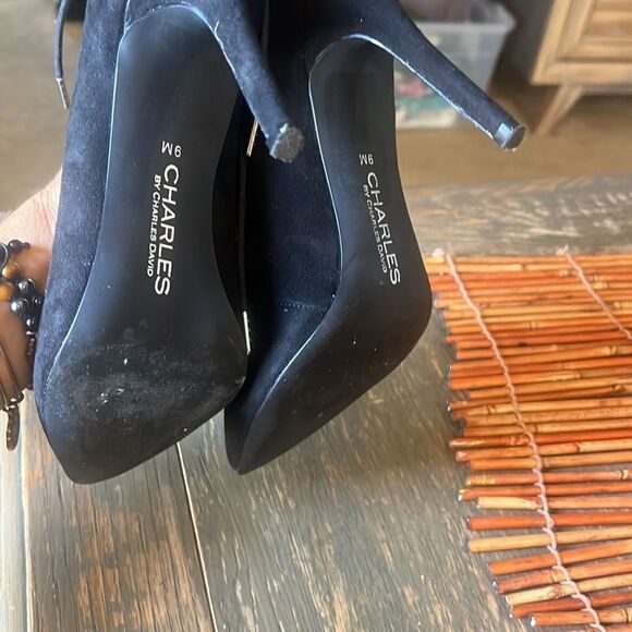 Charles David Suede Pump with Ankle strap - Picture 7 of 7